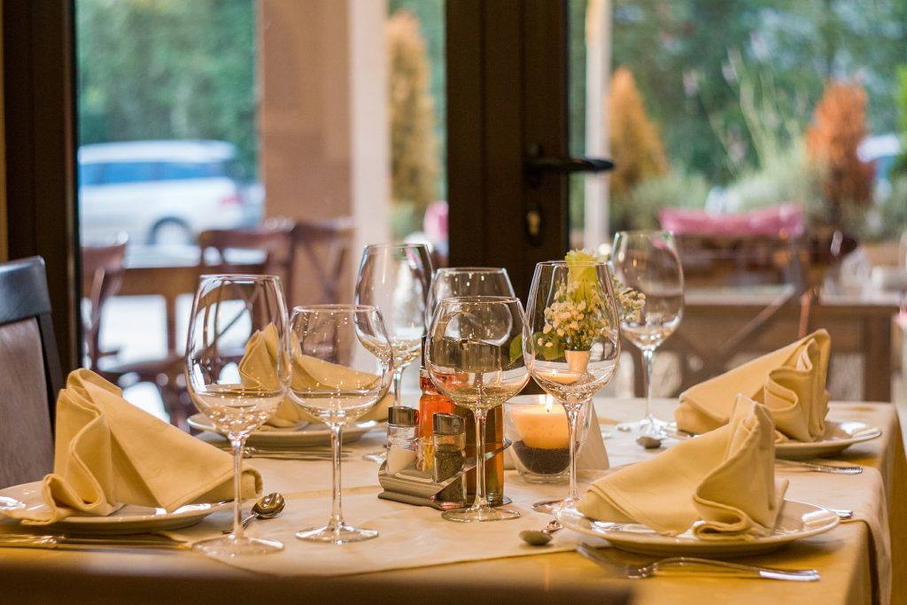 restaurant met net gedekte tafel met wijnglazen en gevouwen servetten
